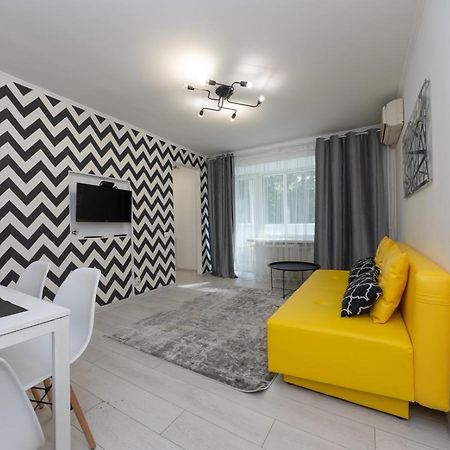 Flat 24 On Lesi Ukrainki 12 With 1 Bedroom Kiev Luaran gambar