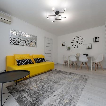 Flat 24 On Lesi Ukrainki 12 With 1 Bedroom Kiev Luaran gambar