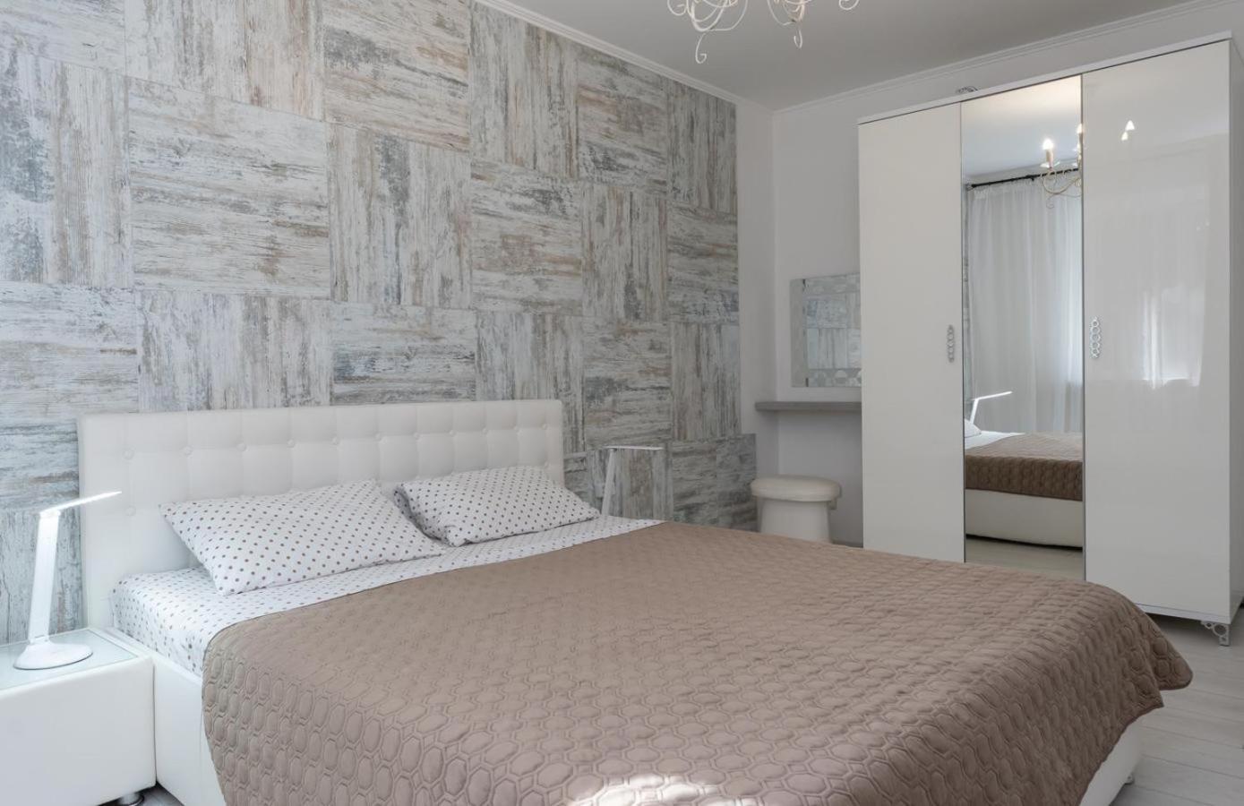 Flat 24 On Lesi Ukrainki 12 With 1 Bedroom Kiev Luaran gambar