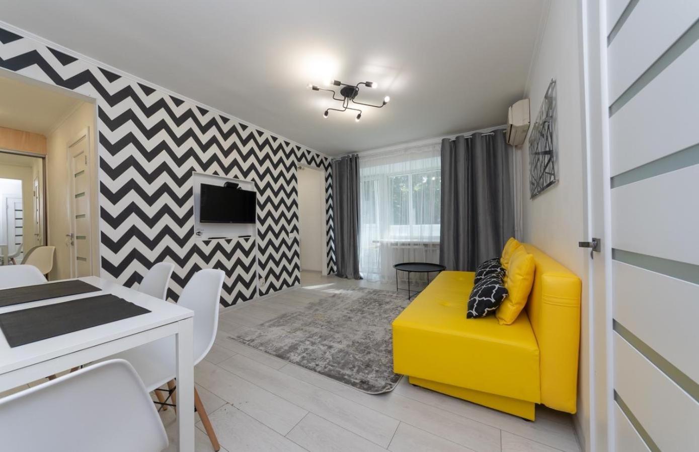 Flat 24 On Lesi Ukrainki 12 With 1 Bedroom Kiev Luaran gambar